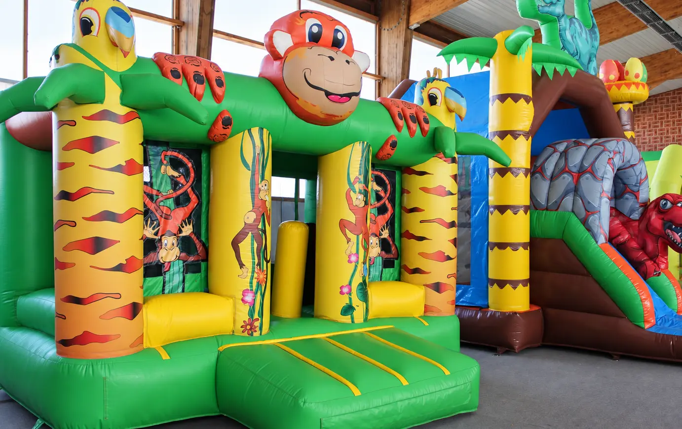 Une structure gonflable sur le thème de la jungle, avec un singe
