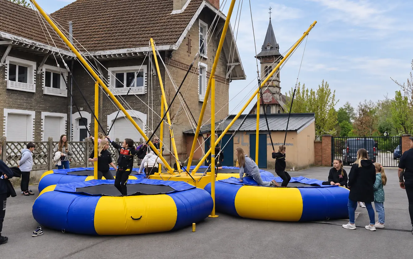 Des trampolines à élastiques installés en plein air